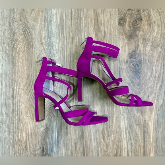Vince Camuto Bunniva Strappy Suede Sandals Dragonfruit color Size 9M NEW - Picture 1 of 5